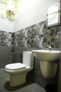 Kylpyhuone majoituspaikassa KPK Residency Arani