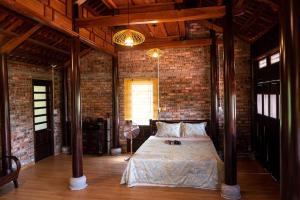 Katil atau katil-katil dalam bilik di ONA HOME - Entire Hue-styled garden house nearby a pine hill