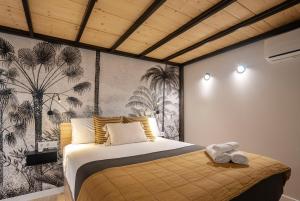 um quarto com uma cama e uma parede com palmeiras em Precioso Loft en Valencia em Valência