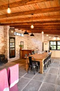 Gowan Valley Guest Farm في Balgowan: غرفة طعام مع طاولة وكراسي خشبية