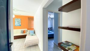 um quarto com uma sala de estar com um sofá em Apto Praia de Mariscal e Canto Grande Bombinhas SC - Canela Flats 02 em Bombinhas