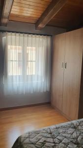 1 dormitorio con cama y ventana en Casa independiente en Masriudoms en Masriudoms