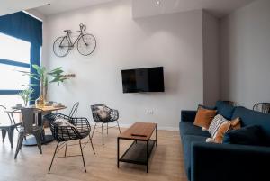 sala de estar con sofá azul y bicicleta en la pared en Precioso Loft en Valencia en Valencia