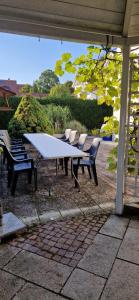- une table de pique-nique et des chaises sur la terrasse dans l'établissement Weilheimer Ferienparadies, à Weilheim in Oberbayern