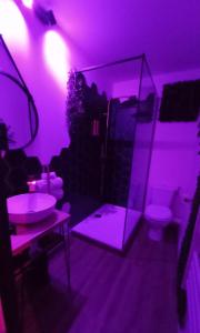 イヴトにあるHeavenly Loveの紫色のバスルーム(トイレ、シンク付)