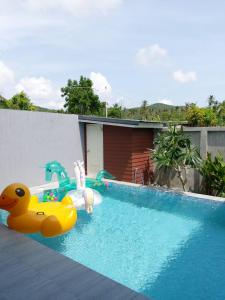 a swimming pool with a toy duck at ภูริญาพู​ลวิลล่า in Sattahip