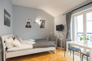 1 dormitorio con cama, escritorio y mesa en Private Retreat Close to Stations in Praha 3 en Praga