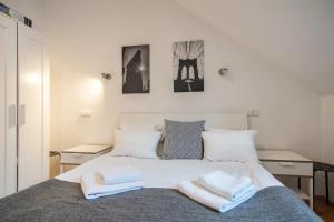 um quarto com uma cama com duas toalhas em Private Retreat Close to Stations in Praha 3 em Praga