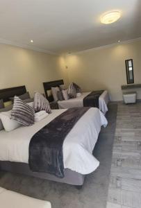 Cette chambre comprend 2 grands lits. dans l'établissement Lasev Resort, à Pretoria