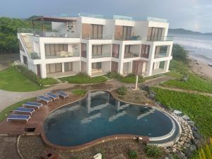 Vaizdas į baseiną apgyvendinimo įstaigoje Hacienda Iguana beach front Penthouse with swimming pools and ocean view arba netoliese