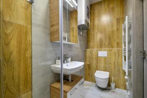 uma casa de banho com um lavatório e um WC em Golden Cage Premium Central Apartment em Budapeste