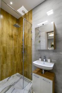 Koupelna v ubytování Golden Cage Premium Central Apartment