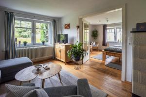 ein Wohnzimmer mit einem Sofa und einem Tisch in der Unterkunft Ferienwohnung Bloeck in Busdorf