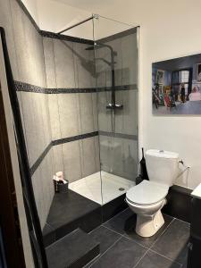 Koupelna v ubytování Chambre privée dans un MAS au centre du Village