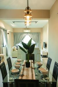 comedor con mesa y maceta en Cosy City-View Suite in Town, en Ipoh