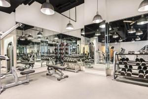 a gym with many equipment in a room at 3b/3b SkyLoft with Navy Pier View Gym & Pool by ENVITAE in Chicago