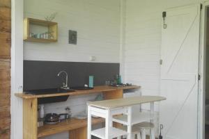 Una cocina o cocineta en LE TIKI gîte côté canne 18 fotos más