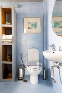 un baño con inodoro y lavabo en Best Located RUBY Luxury Escape, en Kalamata