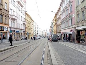 une rue vide dans une ville avec des bâtiments dans l'établissement Apartment Captain Nemo Prague, à Prague