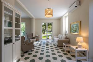 a living room with a couch and a table at Villa Lilla Bellagio - Pool and Wine with Lake view in Bellagio