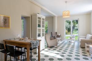 sala de estar con mesa y sillas en Villa Lilla Bellagio - Pool and Wine with Lake view, en Bellagio