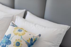 Voodi või voodid majutusasutuse MAR n MAR CROWN HOTEL-SUITES toas