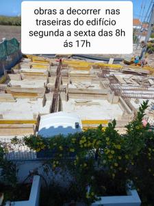 uma vista para um estaleiro de construção com um carro branco no meio em T2,Casa Sol e Mar 50464/AL em Vila Nova de Milfontes