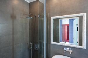 Vannituba majutusasutuses MAR n MAR CROWN HOTEL-SUITES