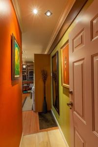 Televisyen dan/atau pusat hiburan di Choose To Be Happy at Seymour # 9 and #16 - Studio Apartments