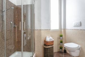 Un baño con inodoro y ducha de cristal. en L'Angolo di Ponte Vecchio, en Florencia 18 fotos más