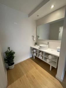 een badkamer met een wastafel en een spiegel bij Newly renovated room in cozy hotel near Disney in Kissimmee