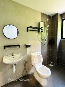 y baño con aseo y lavamanos. en Haven Homestay晶晶屋 (Brand New Homestay!), en Kampong Sungai Udang