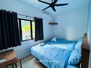 1 dormitorio con 1 cama y ventilador de techo en Haven Homestay晶晶屋 (Brand New Homestay!), en Kampong Sungai Udang