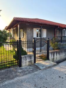 a house with a iron gate in front of it at Villa Anna in Mitrópolis