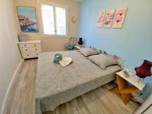 a small bedroom with a bed and a dresser at Villa Confort Jacuzzi Barbecue Clim Parking in Marseille