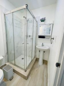 uma casa de banho com um chuveiro e um lavatório. em Nuvole Guest Suite em Miami