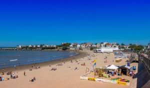 um grupo de pessoas numa praia perto da água em Appartement, Royan. Proche plage. em Royan