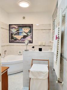 ein weißes Badezimmer mit einer Badewanne und einem Waschbecken in der Unterkunft Ryder Cup 2023 Marco Simone Golf & Country Club a 100 mt dai Campi da Golf in Marco Simone