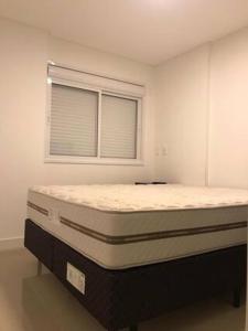 a room with a bed in a room with a window at Summer Paradise - 3 Quartos in Governador Celso Ramos +4 photos