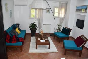 a living room with two blue chairs and a table at Les chemins de la Cité Chambre ou appartement in Carcassonne