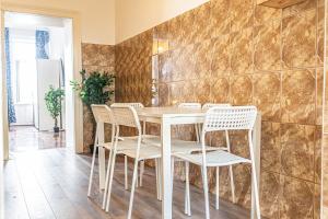comedor con mesa blanca y sillas en Elegant Haven: Stylish and Spacious 3BR Apartment, en Viena