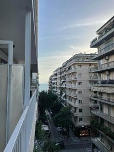 desde el balcón de un edificio de apartamentos en Dream Central Appartment, en Tesalónica