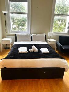 - une chambre avec un lit et 2 serviettes dans l'établissement The Affordable & Central Studio, à Londres