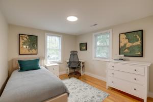 1 dormitorio con 1 cama y 1 silla en Cozy Massachusetts Retreat 30 min to Boston!, en Bedford