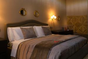 1 dormitorio con 1 cama grande y 2 espejos en Dolce Casa Only Adults B&B, en San Lazzaro di Savena