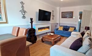 a living room with a couch and a fireplace at Cosy Retreat - house with double bedroom in Ripon