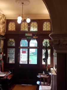 a room with windows and aasteryasteryasteryasteryasteryasteryasteryasteryasteryastery at The Lismore Hotel in Banbury