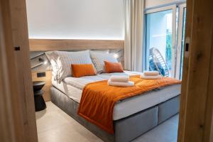 Ένα ή περισσότερα κρεβάτια σε δωμάτιο στο Apartament Uzdrowiskowa z tarasem oraz widokiem