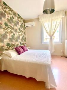 ein Schlafzimmer mit einem weißen Bett und einem Fenster in der Unterkunft Bed&Breakfast A Bologna in Bologna
