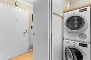 una lavadora y una lavadora y secadora en una habitación en Private Penthouse in the heart of Seattle with views en Seattle